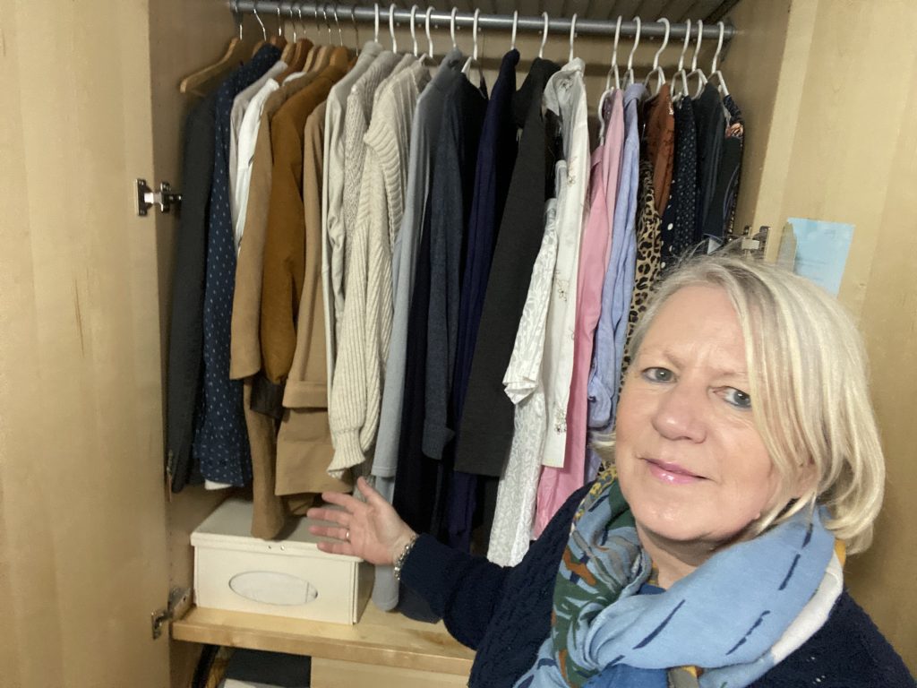 foto van mijzelf in actie bij een kledingkast opruimen