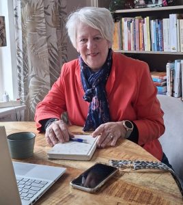 Foto van mij aan tafel achter mijn laptop